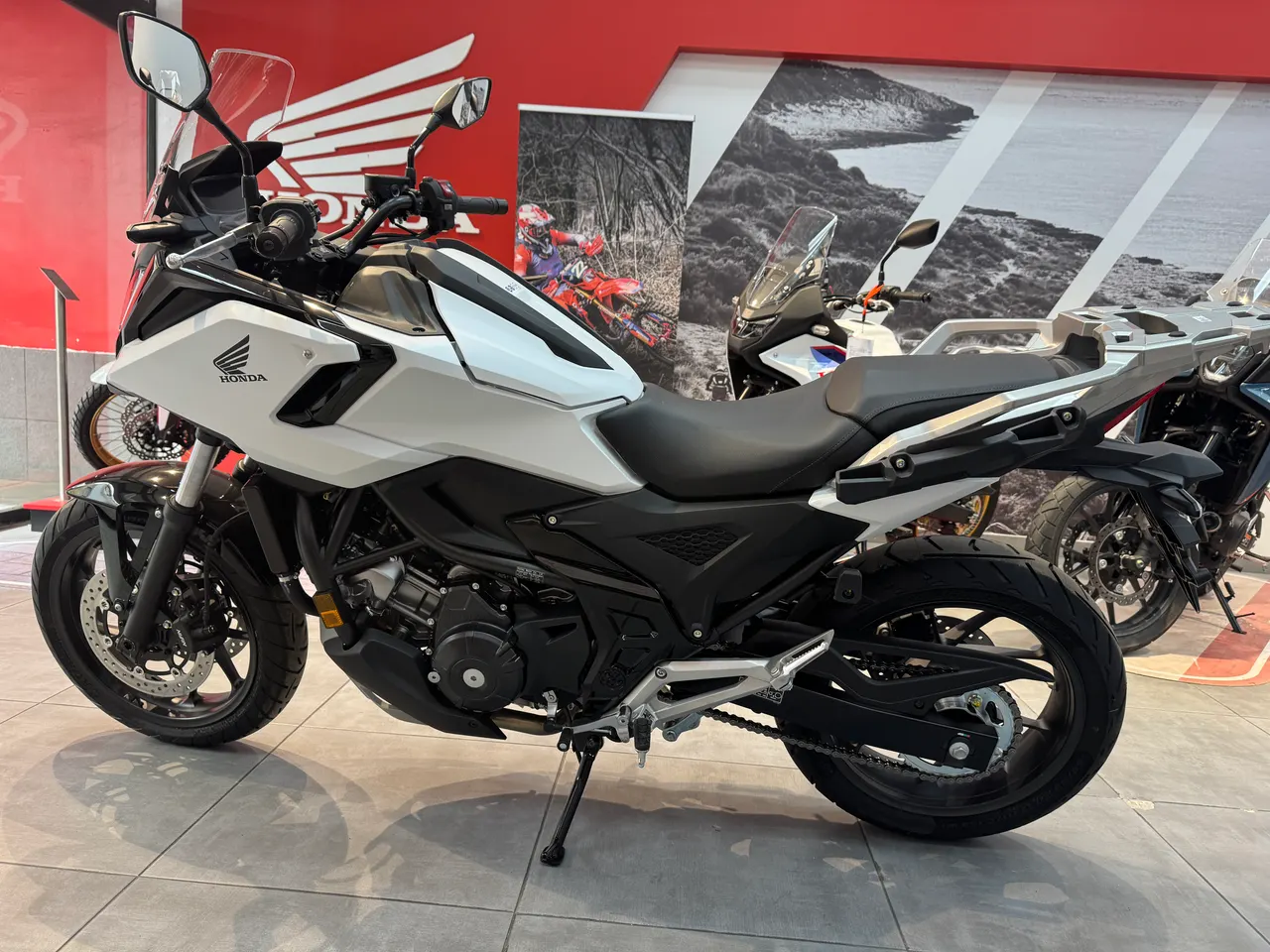 Honda NC750X blanca en exposición