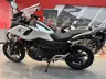 Honda NC750X blanca en exposición