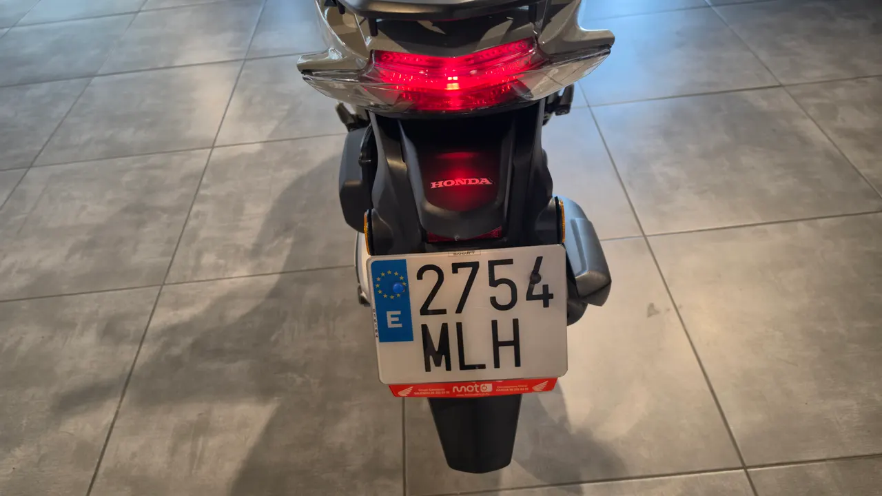 Vista trasera de una moto Honda Vision 110 con matrícula española