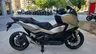 Honda Forza 750 gris warm mate metalizado aparcada en ciudad