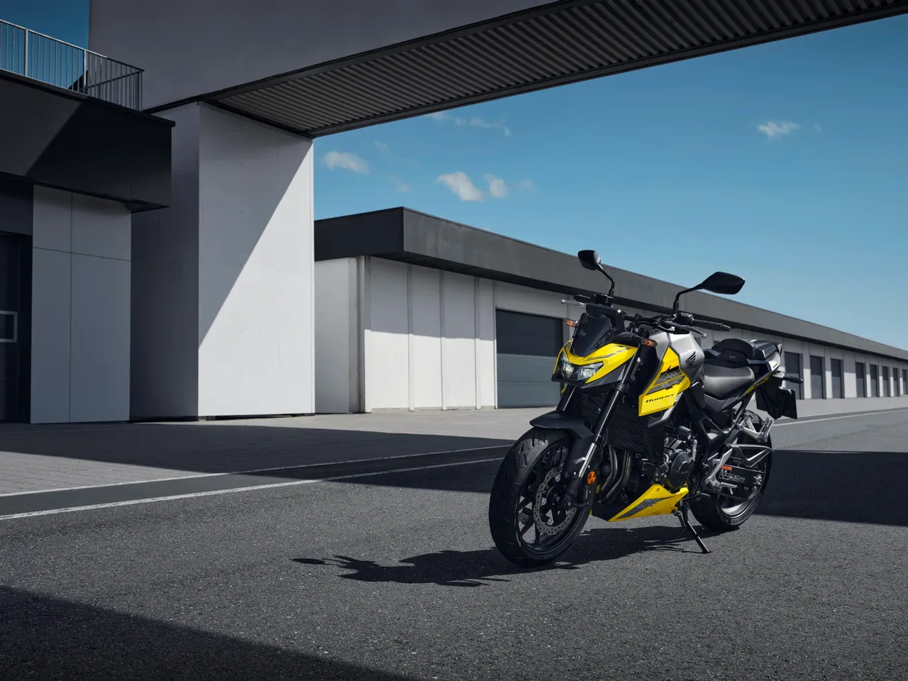 Moto Honda CB750 Hornet amarilla y negra aparcada