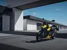 Moto Honda CB750 Hornet amarilla y negra aparcada