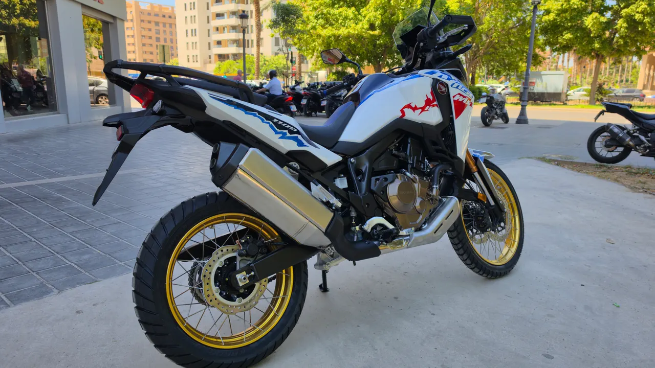 Honda CRF1100L Africa Twin blanca con llantas doradas