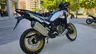 Honda CRF1100L Africa Twin blanca con llantas doradas
