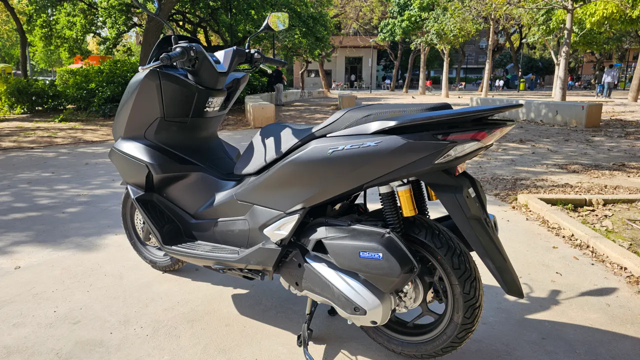 Scooter Honda PCX 125 negro mate aparcado