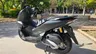 Scooter Honda PCX 125 negro mate aparcado