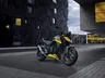 Honda CB750 Hornet amarilla y negra en entorno urbano