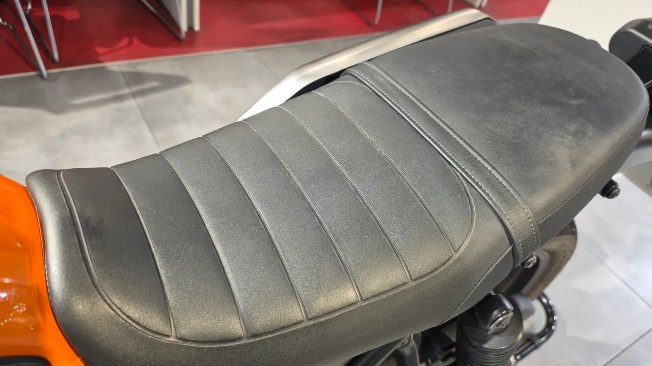 Asiento negro de moto Honda CL500 con costuras detalladas