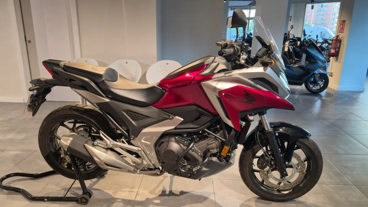 Honda NC750X roja y gris en exposición