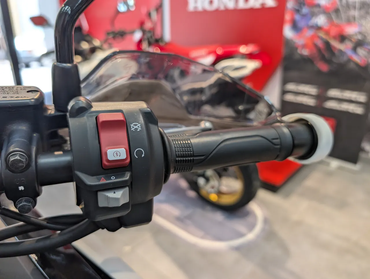 Detalle del manillar de una moto Honda NC750X ocasion con controles