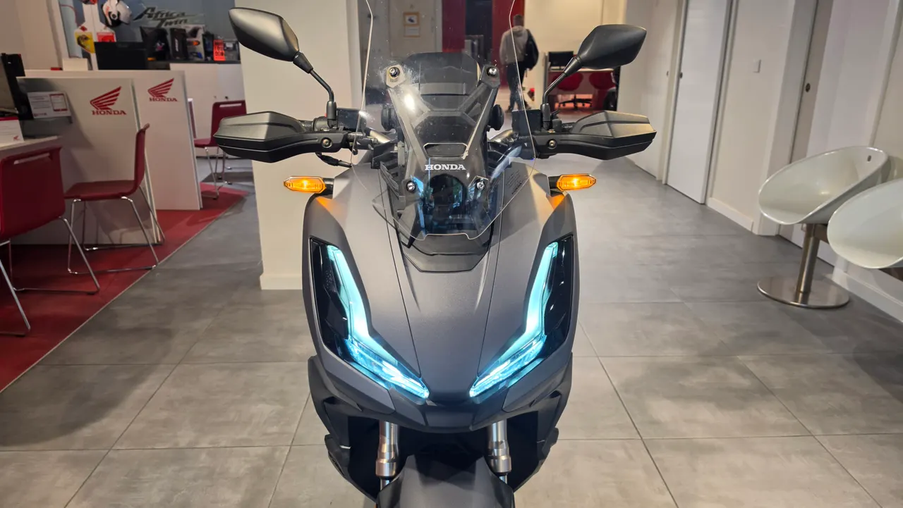 Honda ADV 350 gris frontal de segunda mano