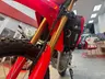 Horquillas doradas invertidas de una Honda CRF300L roja con sus protectores