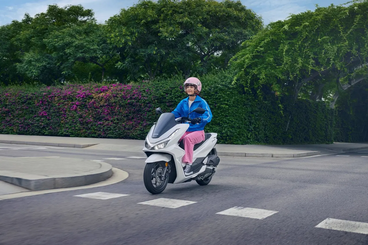 Honda PCX 125 blanca con conductora en carretera