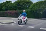 Honda PCX 125 blanca con conductora en carretera