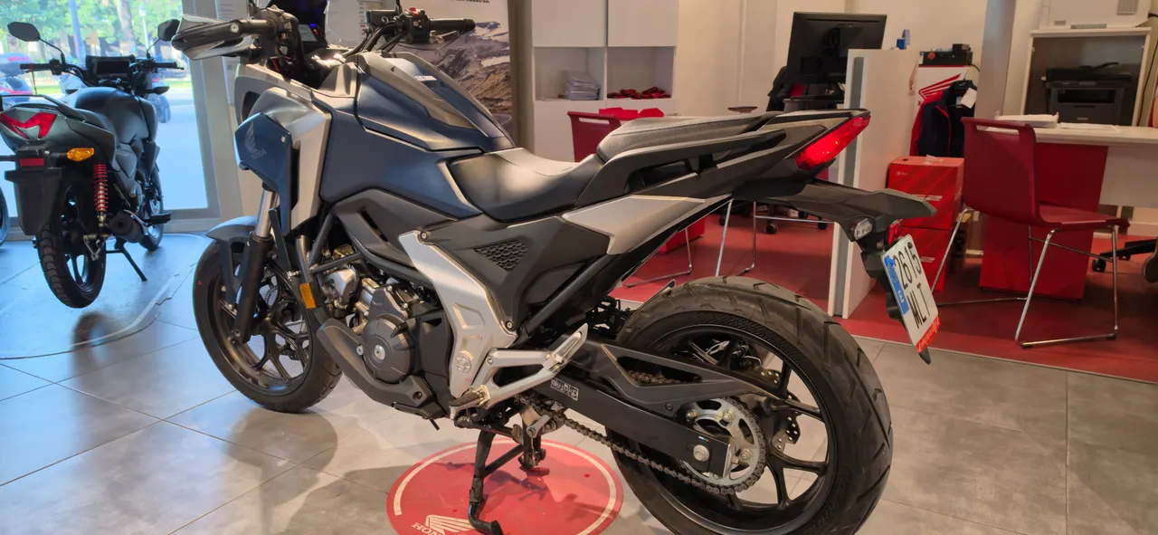 Honda NC750X DCT negra y plateada en exposición