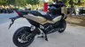 Honda Forza 750 gris warm mate metalizado aparcada