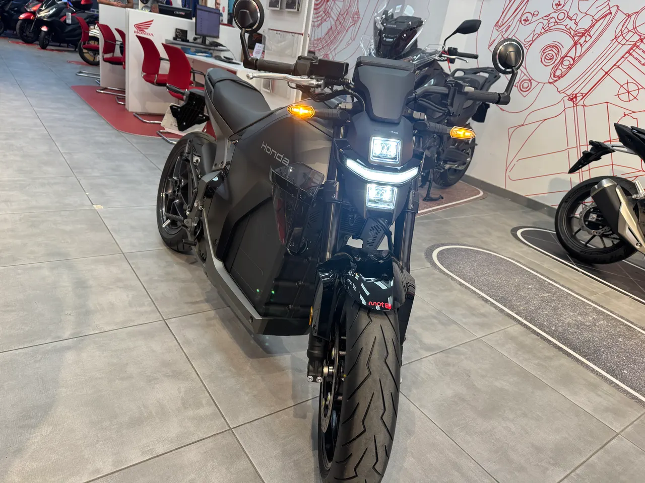 Honda WN7 Negra Graphite en concesionario