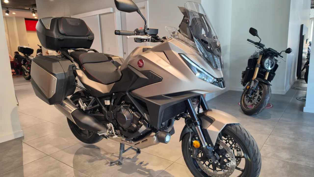 Honda NT1100 gris con maletas y pantalla alta