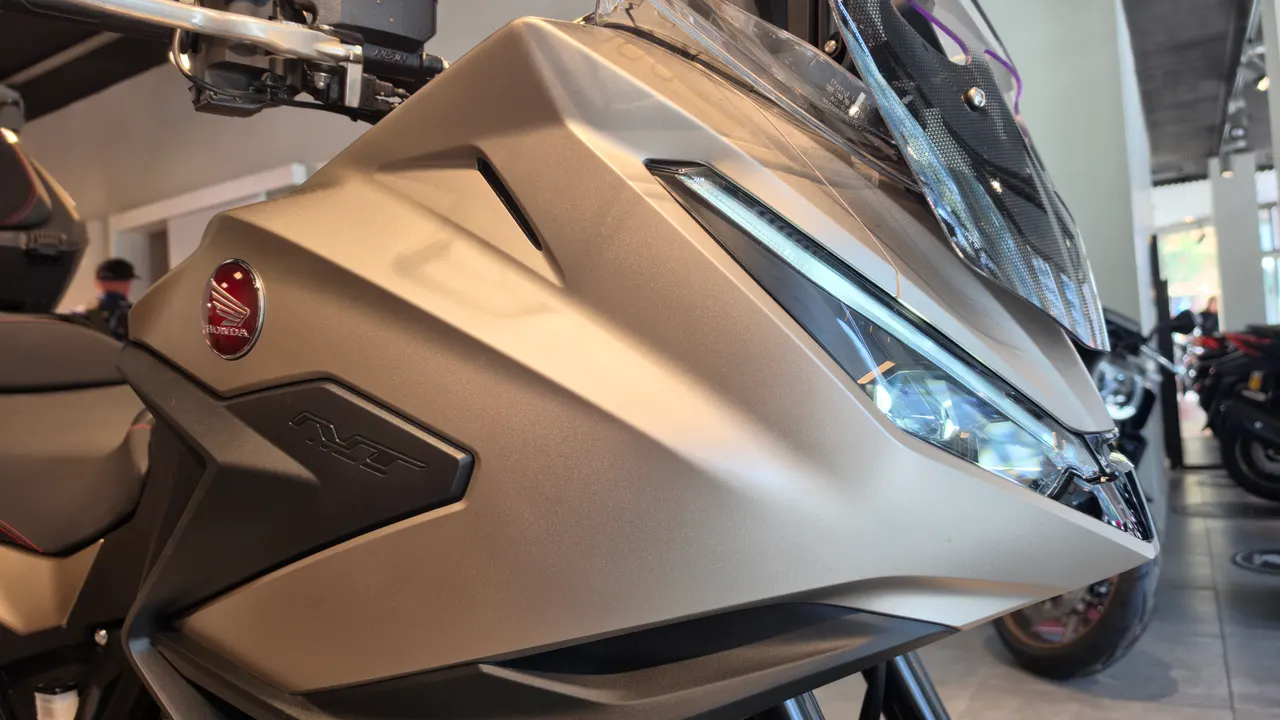 Parte frontal de una moto Honda NT1100 color champagne