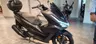 Honda PCX 125 negra con baúl trasero