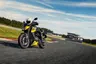 Honda CB750 Hornet amarilla y negra con piloto en pista de carreras