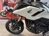 Honda NC750X blanca y negra en exposición