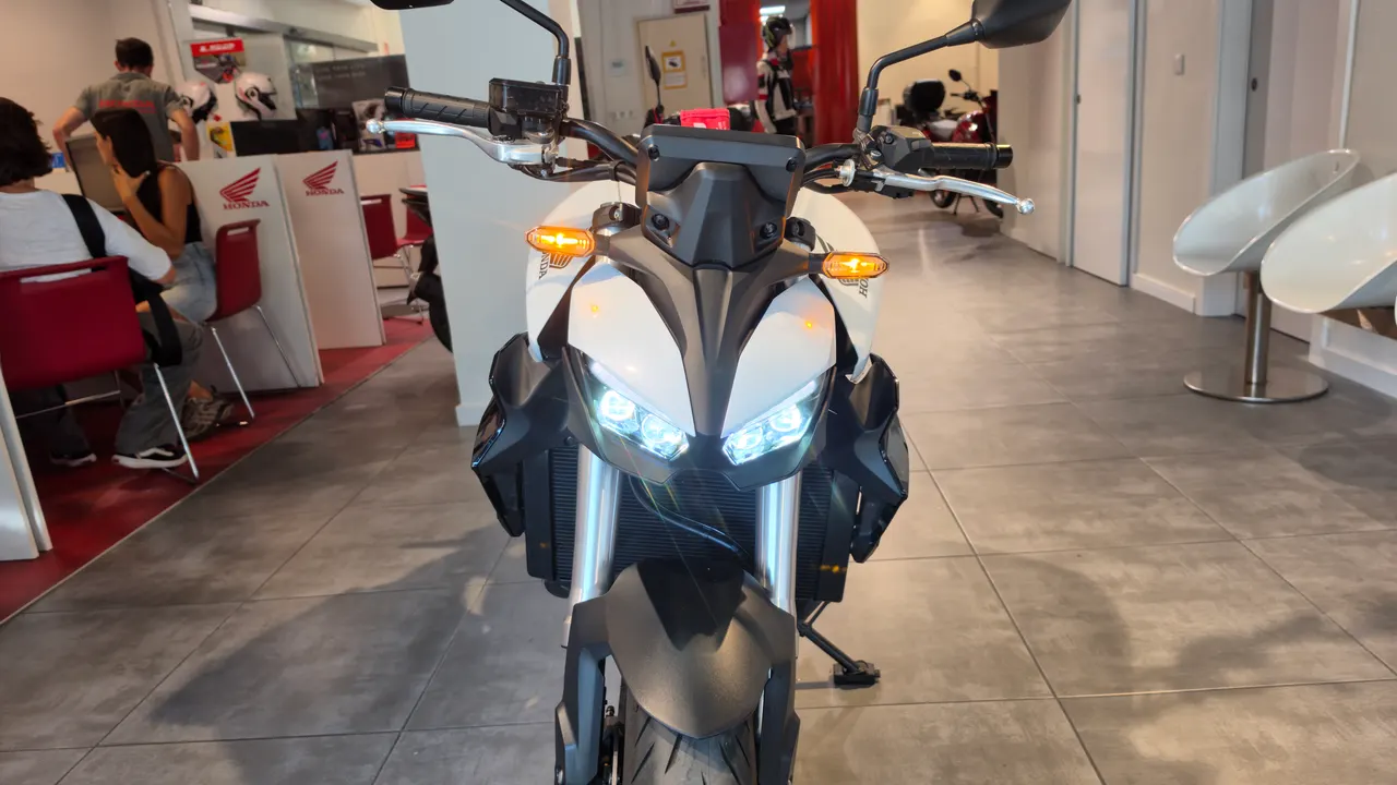 Vista frontal de una Honda Hornet ocasion (CB1000R) blanca