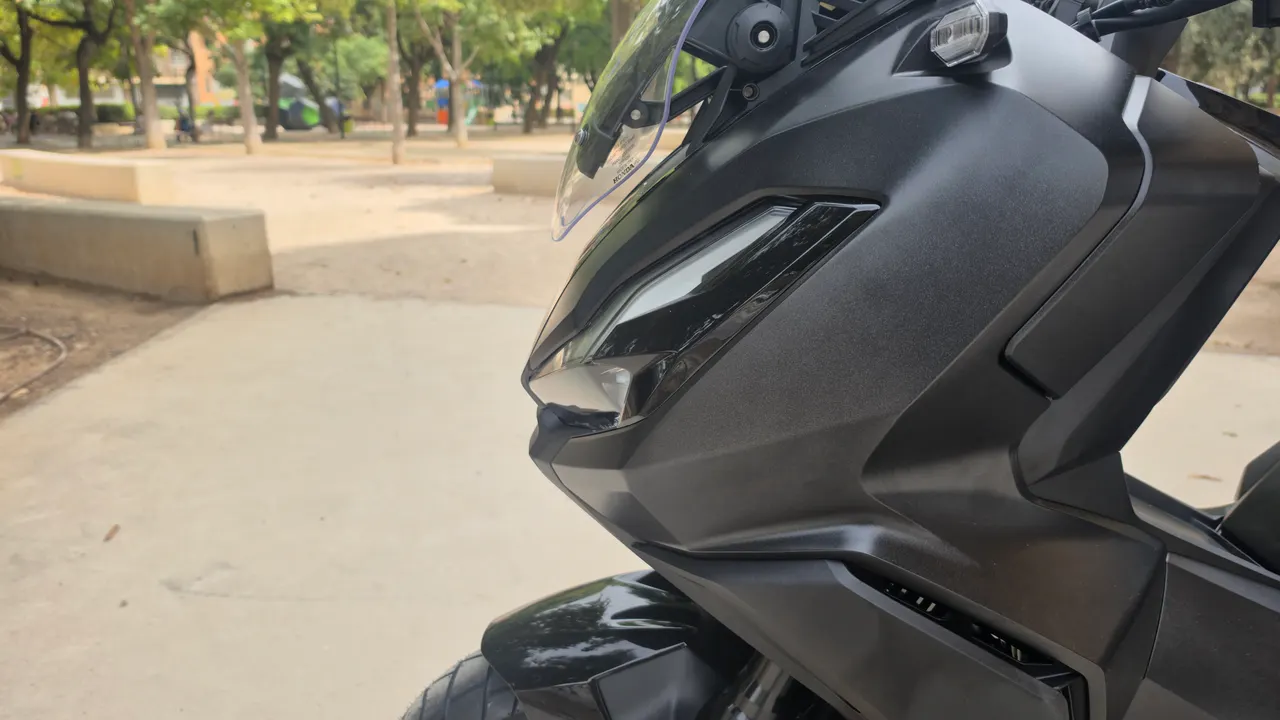 Honda ADV 350 negra mate de perfil