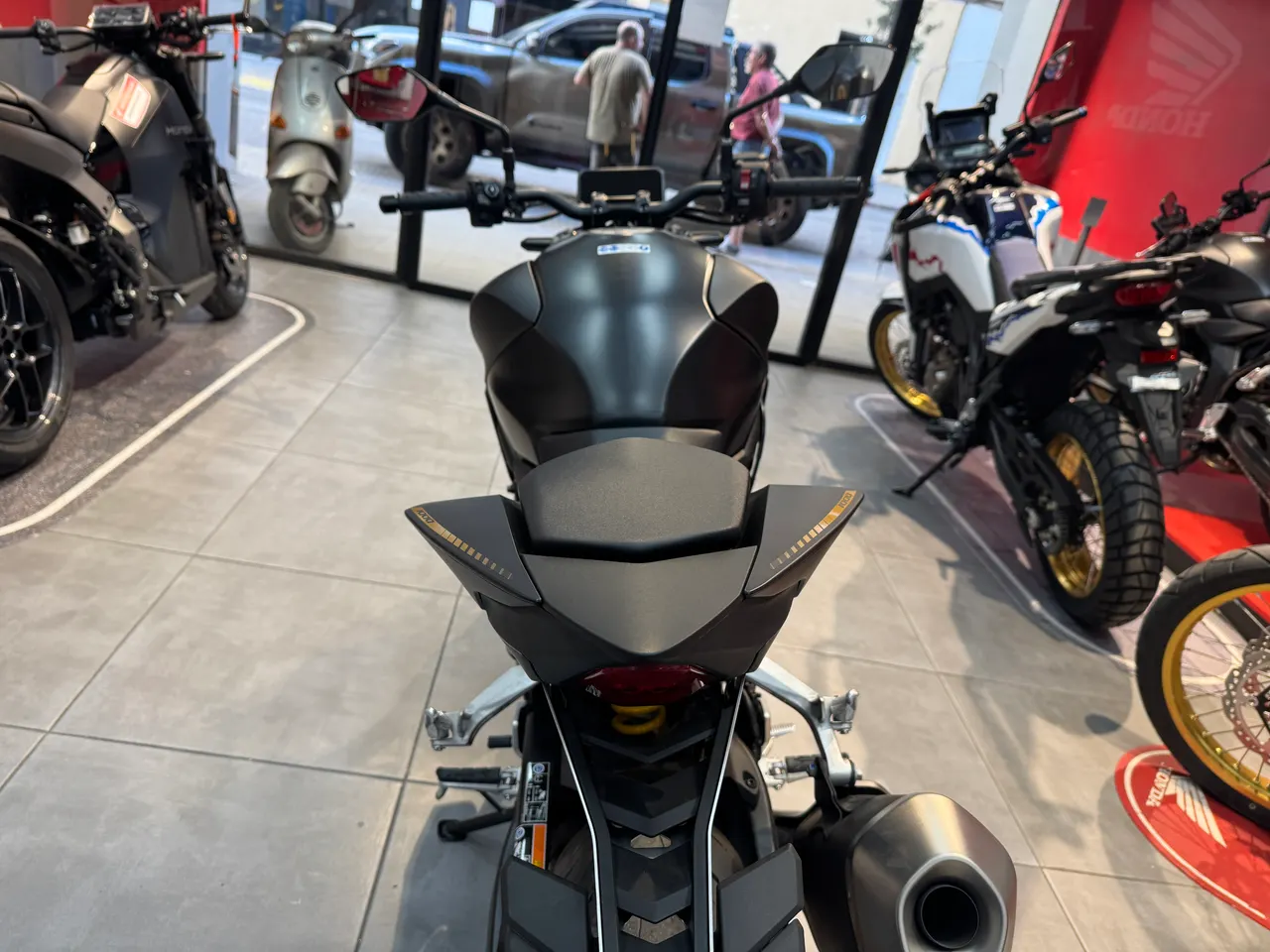 Vista trasera de una moto Honda Hornet 1000 SP negra