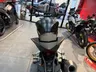 Vista trasera de una moto Honda Hornet 1000 SP negra