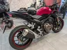 Honda CB500F roja y negra vista lateral