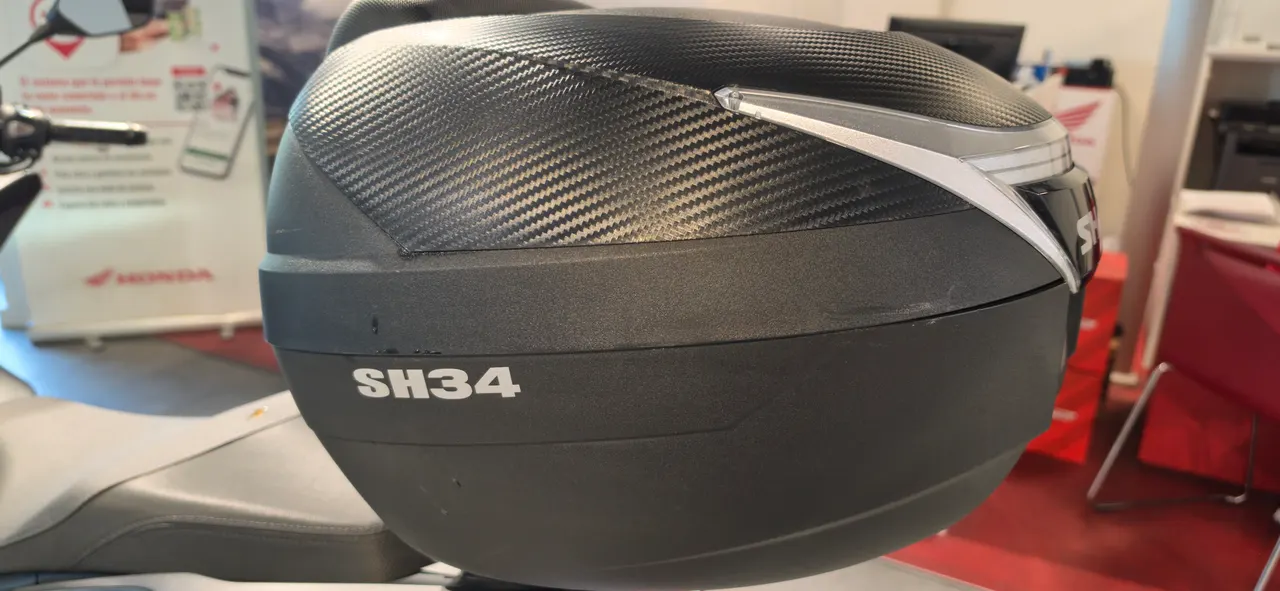 Baúl SH34 negro con detalles en carbono para moto Honda