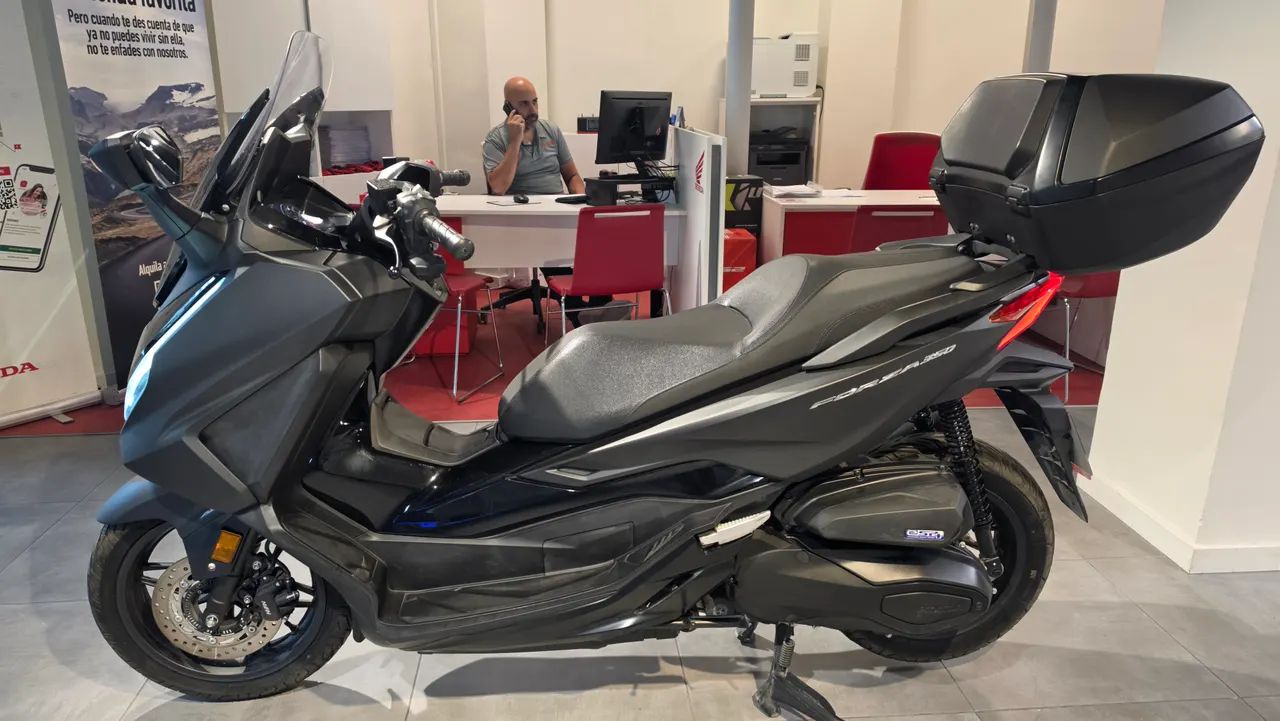 Honda Forza 350 negra con baúl