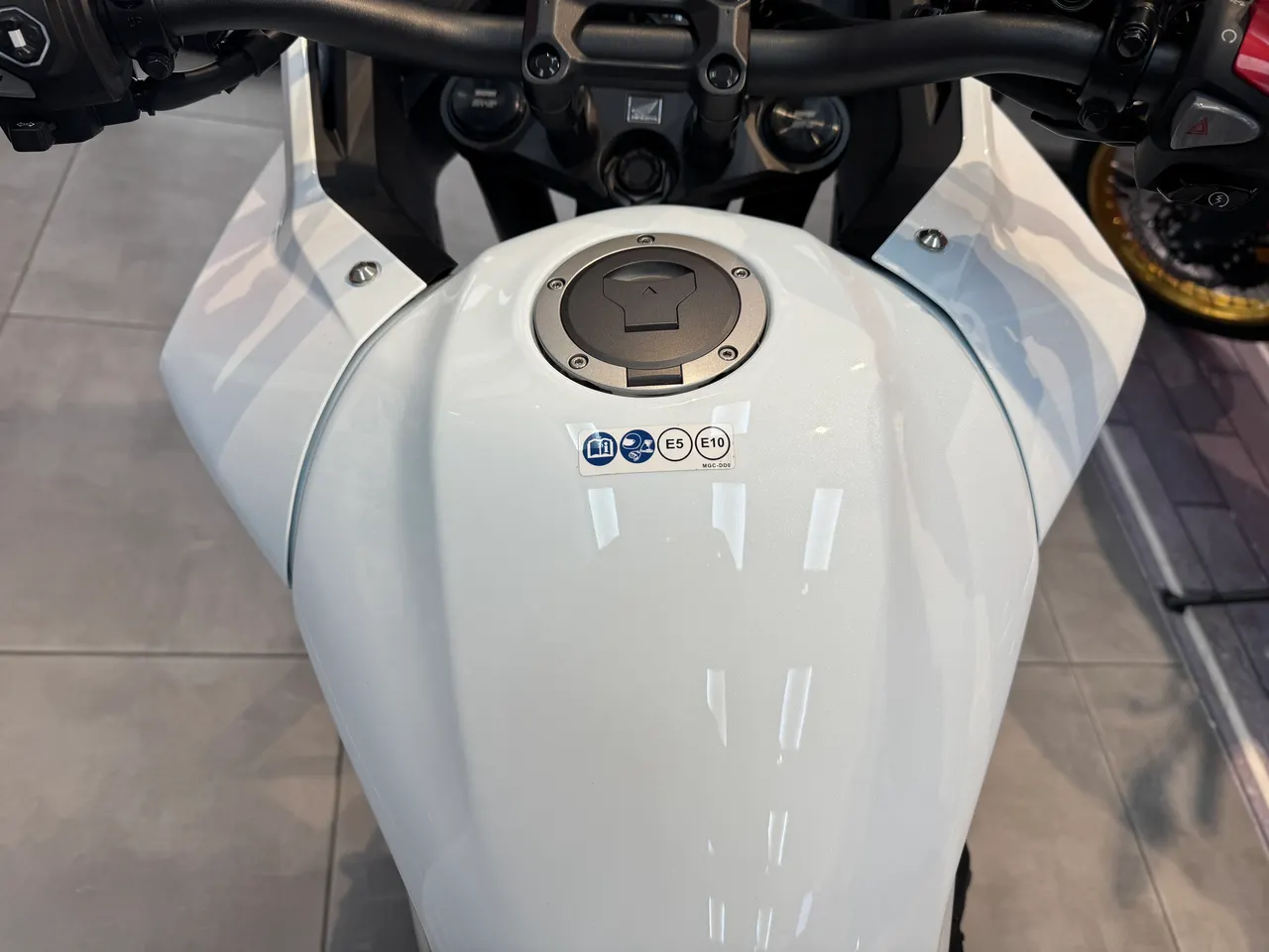 Depósito de combustible y manillar de la Honda NX500 E-Clutch en blanco horizon perlado.