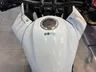 Depósito de combustible y manillar de la Honda NX500 E-Clutch en blanco horizon perlado.