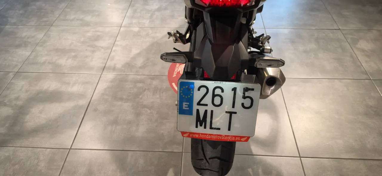 Vista trasera de una moto Honda NC750X DCT con matrícula española