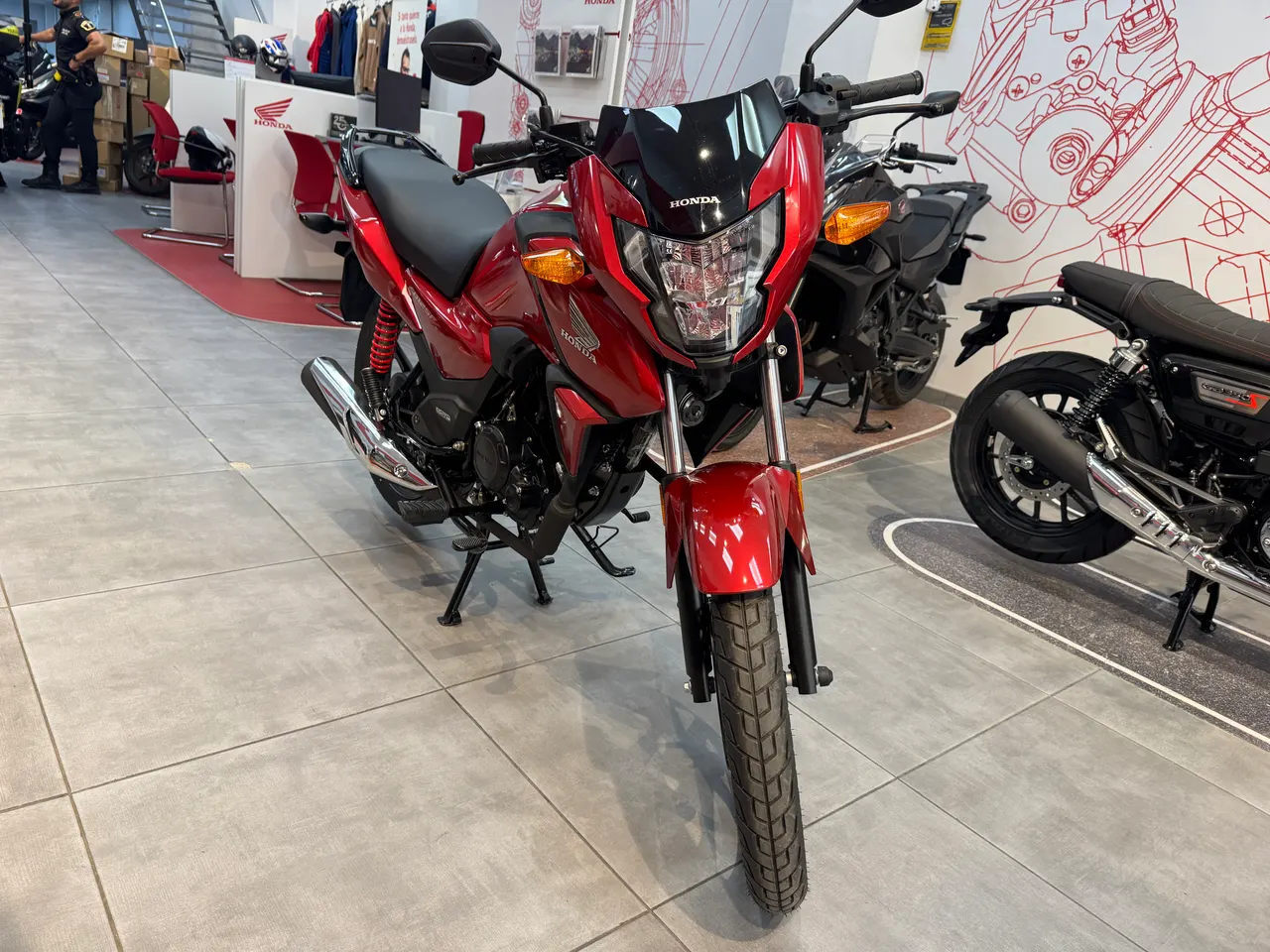 Honda CB125F roja en concesionario