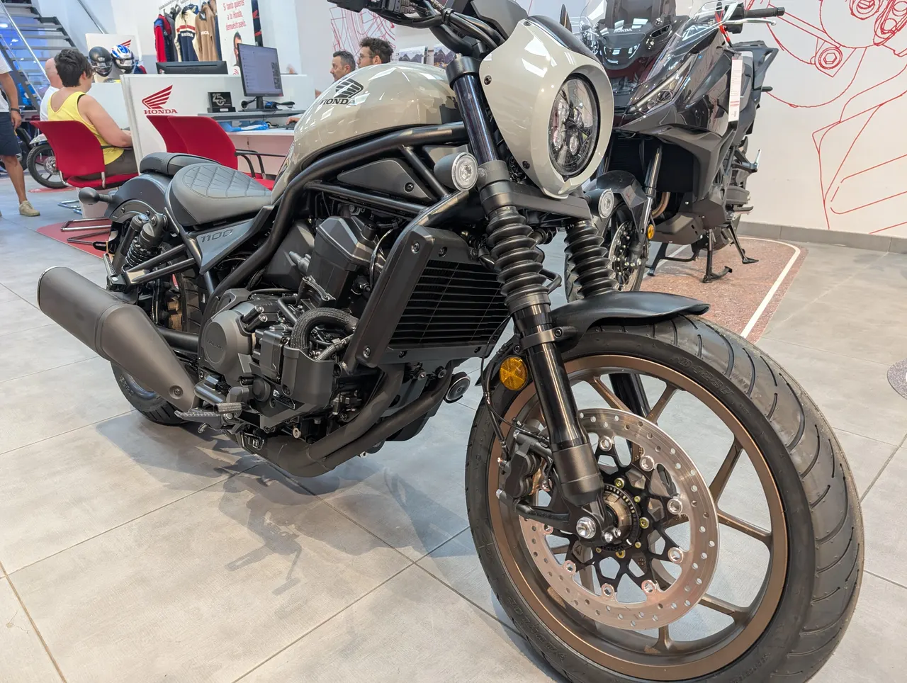 Honda CMX1100 Rebel Special Edition gris en exposición
