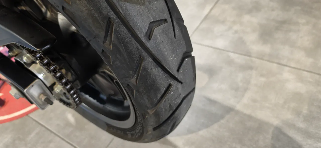 Rueda trasera de una moto Honda NC750X
