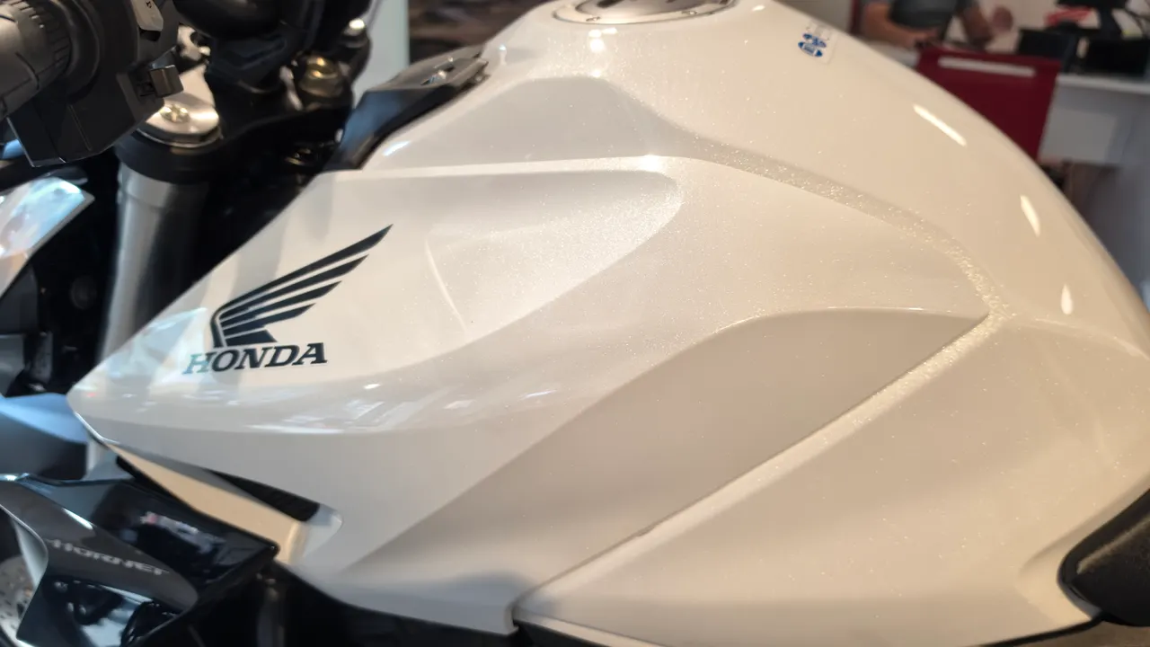 Detalle del depósito de gasolina de una Honda Hornet 1000 de ocasión