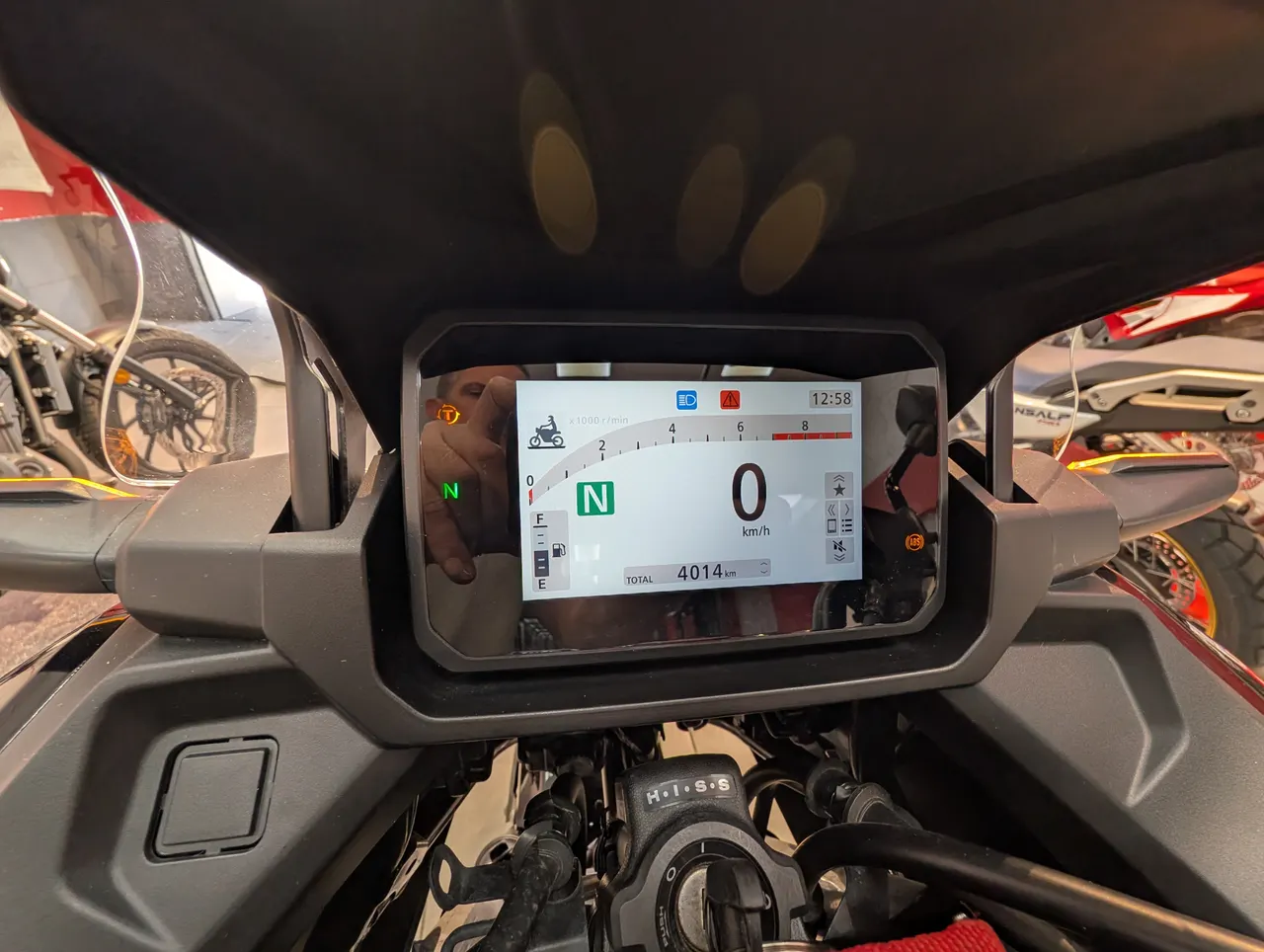 Pantalla digital de una motocicleta mostrando 0 km/h y la marcha en punto muerto (N) de una moto Honda Nc750X de ocasión