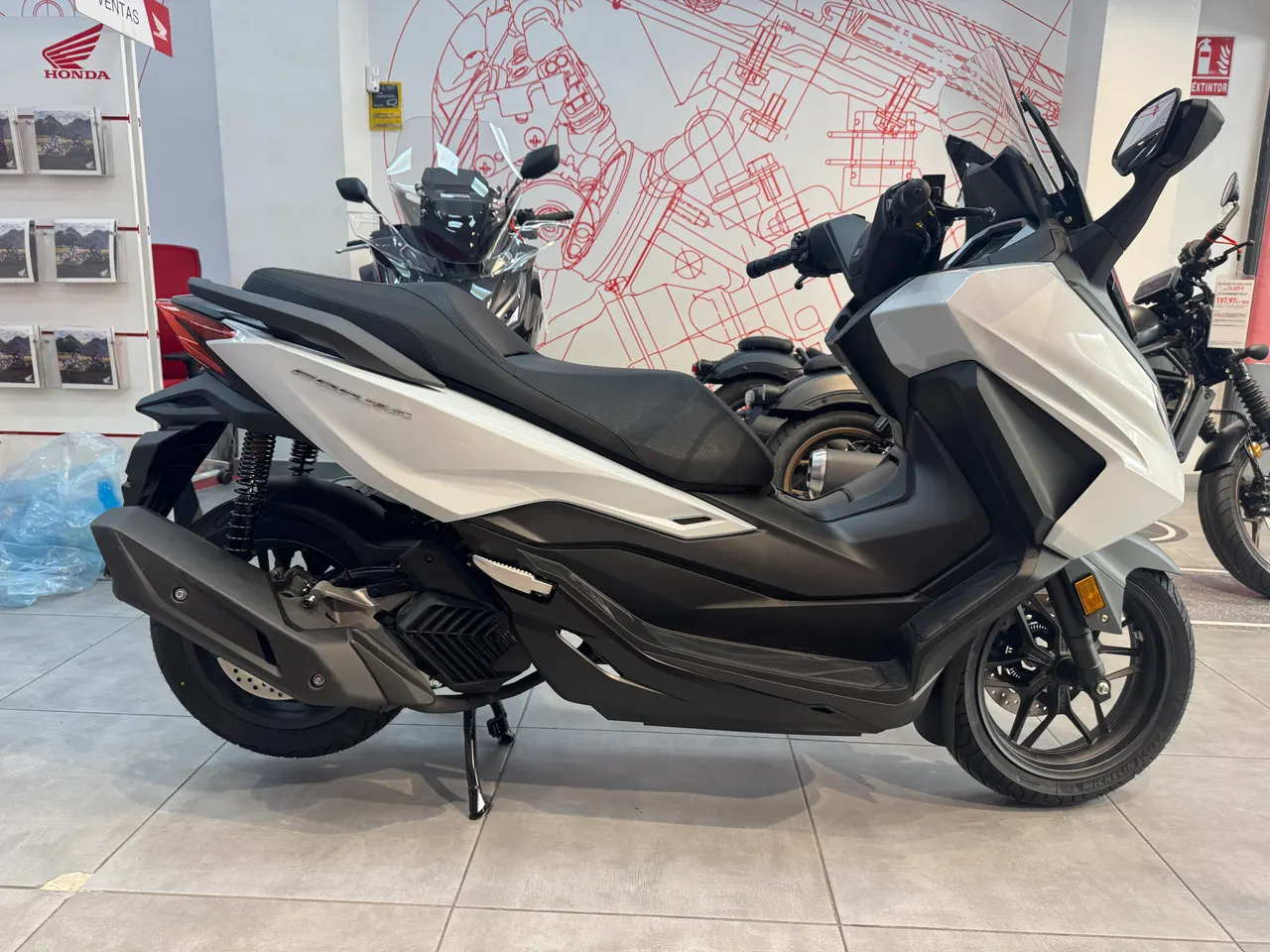 Scooter Honda Forza 125 blanco en exposición