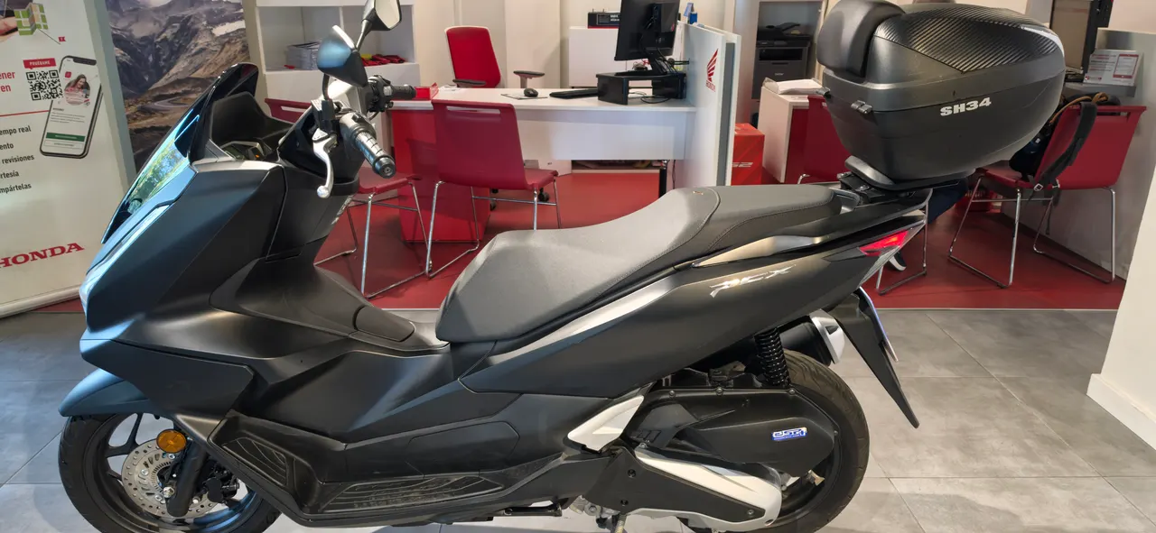 Honda PCX 125 negra con baúl SH34