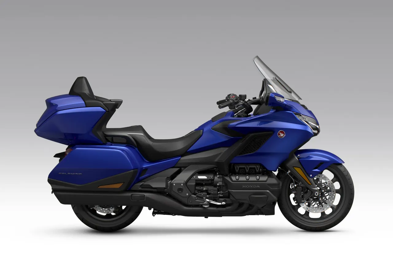 Honda GoldWing Tour azul en vista lateral