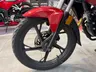 Rueda delantera de una moto Honda CB125F de color rojo.