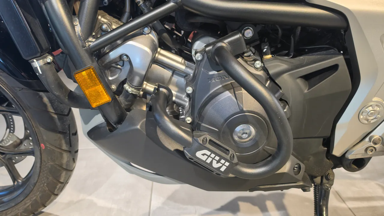 Detalle del motor de una Honda NC750X con protecciones Givi