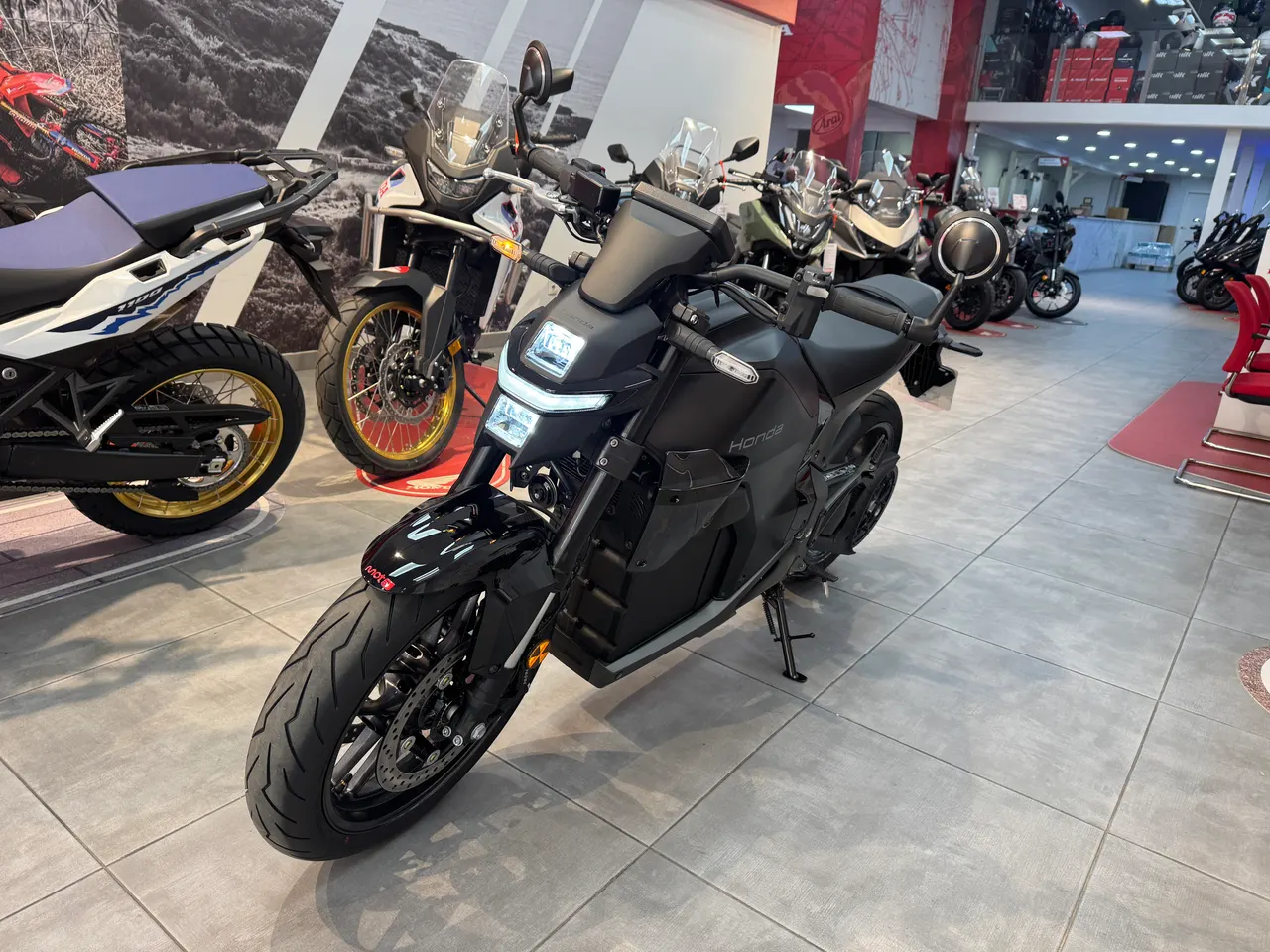 Honda WN7 negra graphite en exposición