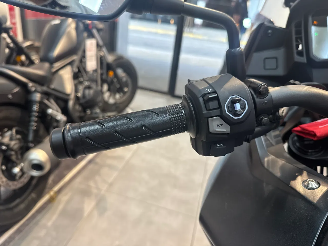 Manillar izquierdo de la Honda NX500 E-Clutch con puño y controles