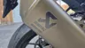 Escape Akrapovic de color gris mate en una moto