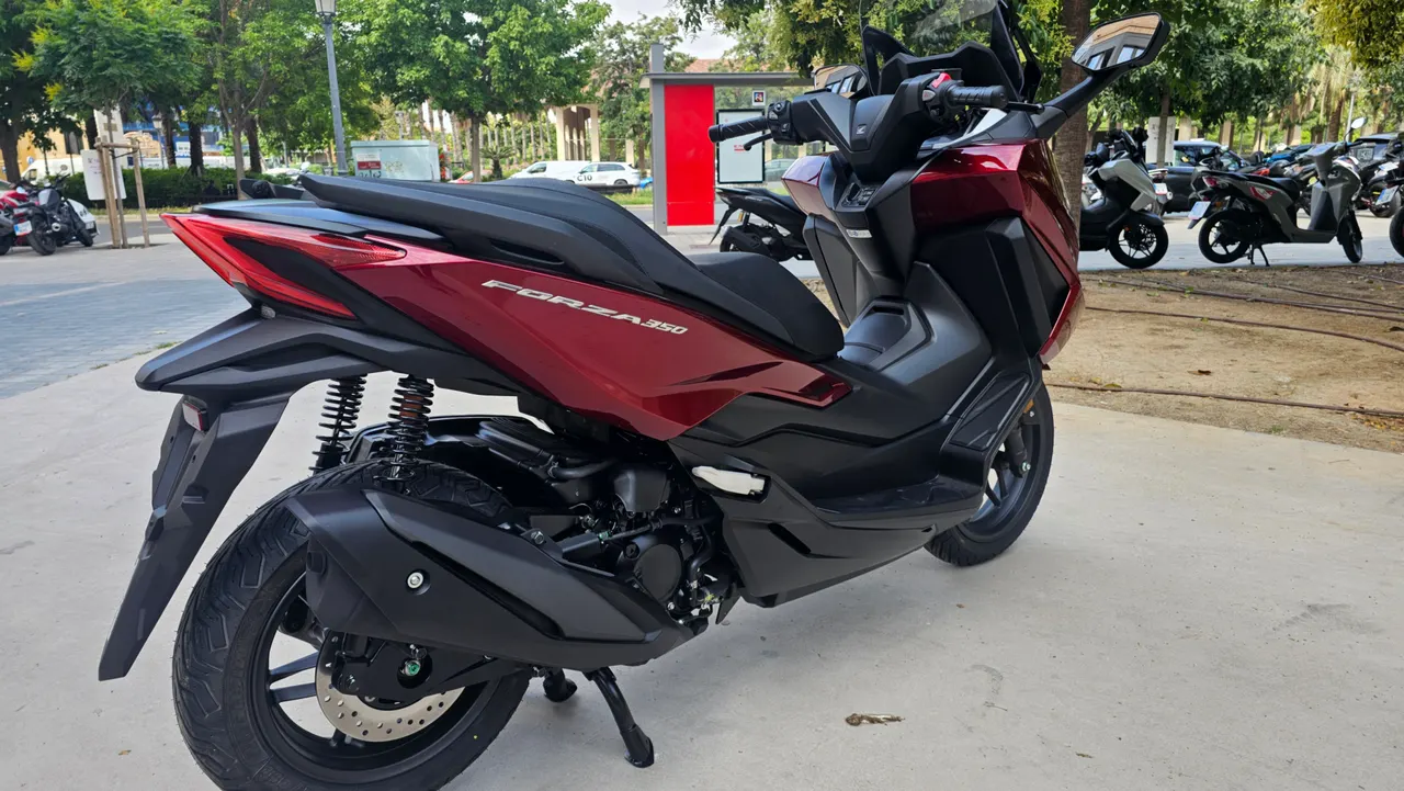 Scooter Honda Forza 350 rojo carnelian mate estacionado